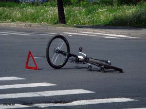 Велосипедист сбил пешехода: что грозит за такое ДТП?