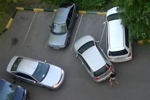 Что делать если зацепил машину на парковке